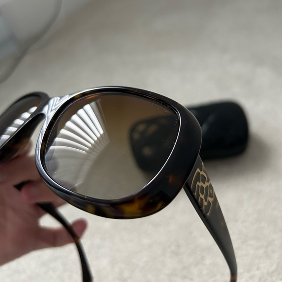 Chanel camellia  oversized polarazied tortoise sunglasses - Picture 5 of 15